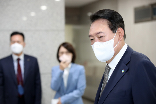 윤석열 대통령이 지난 3일 서울 용산 대통령실 청사로 출근하며 기자들의 질문에 답하고 있다. 대통령실통신사진기자단=연합뉴스